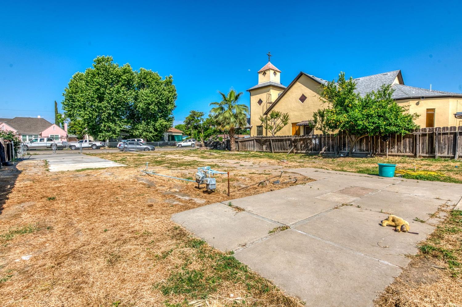 1245 F St, Reedley, CA 93654