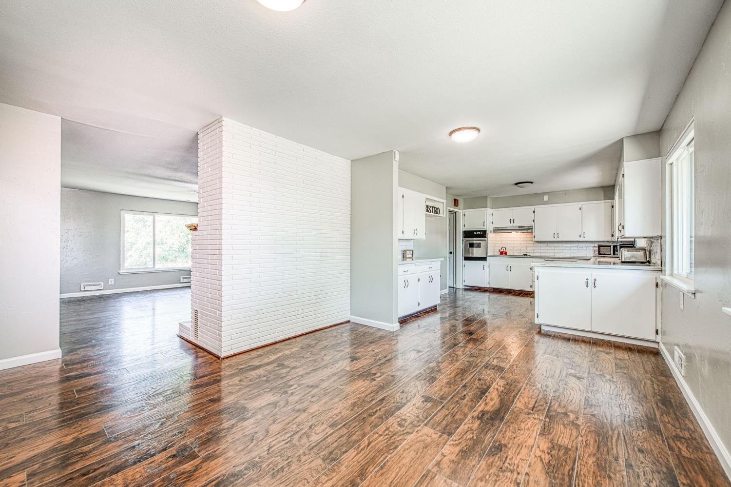 12390 E Kamm Ave, Kingsburg, CA 93631