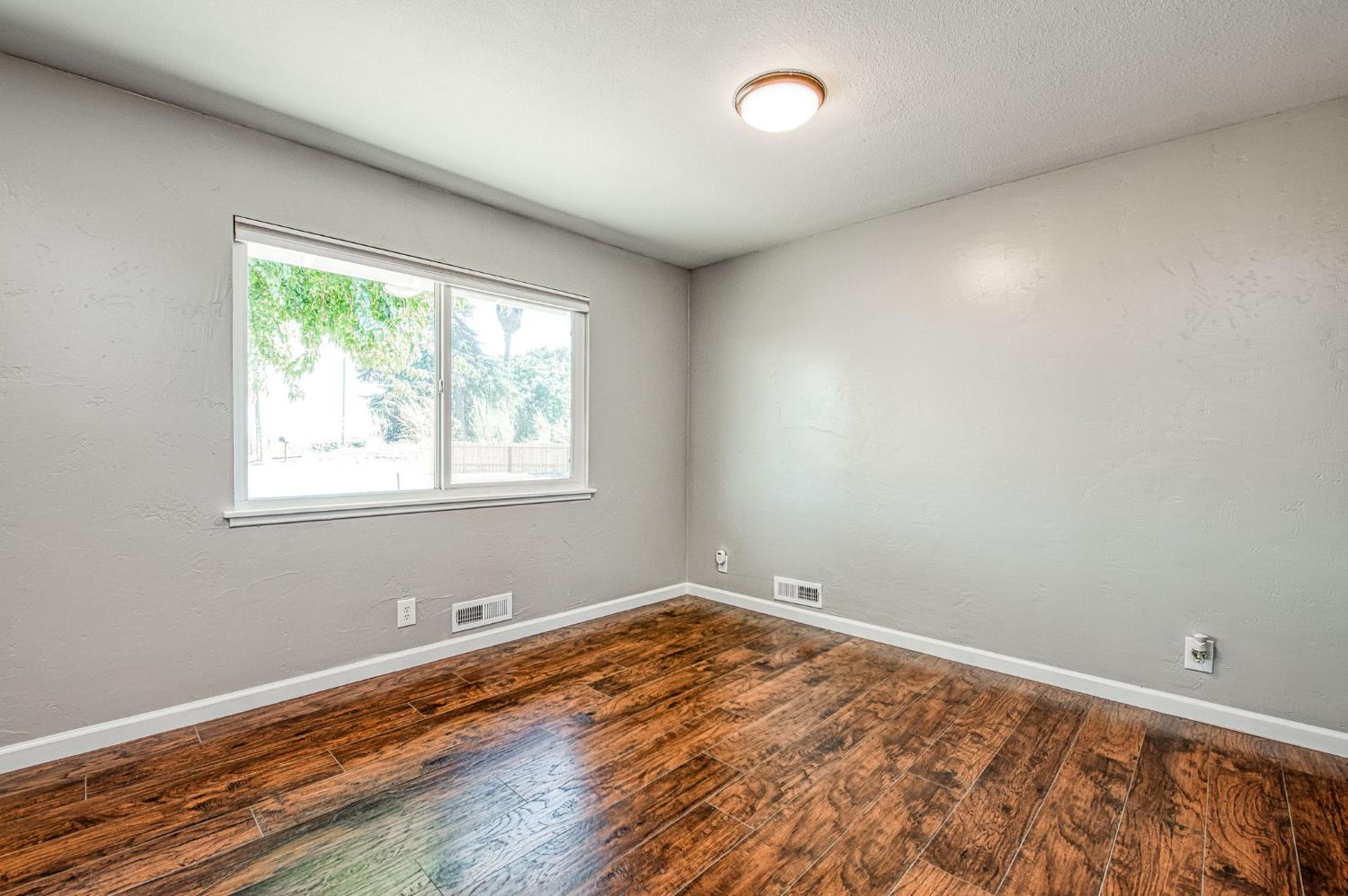 12390 E Kamm Ave, Kingsburg, CA 93631