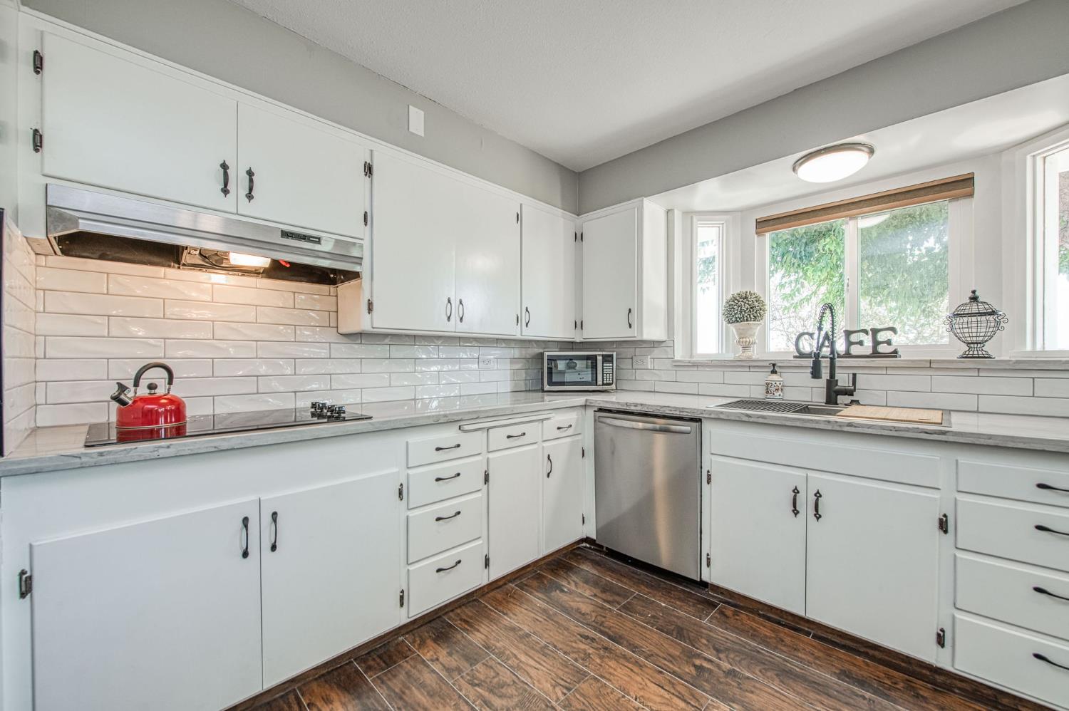 12390 E Kamm Ave, Kingsburg, CA 93631