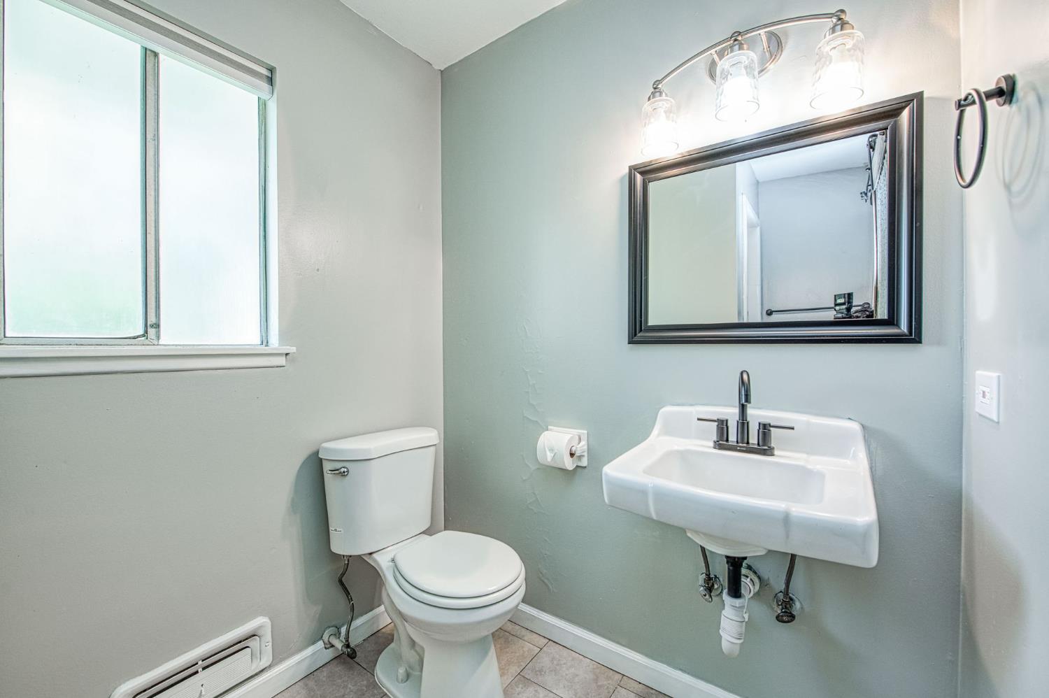 12390 E Kamm Ave, Kingsburg, CA 93631