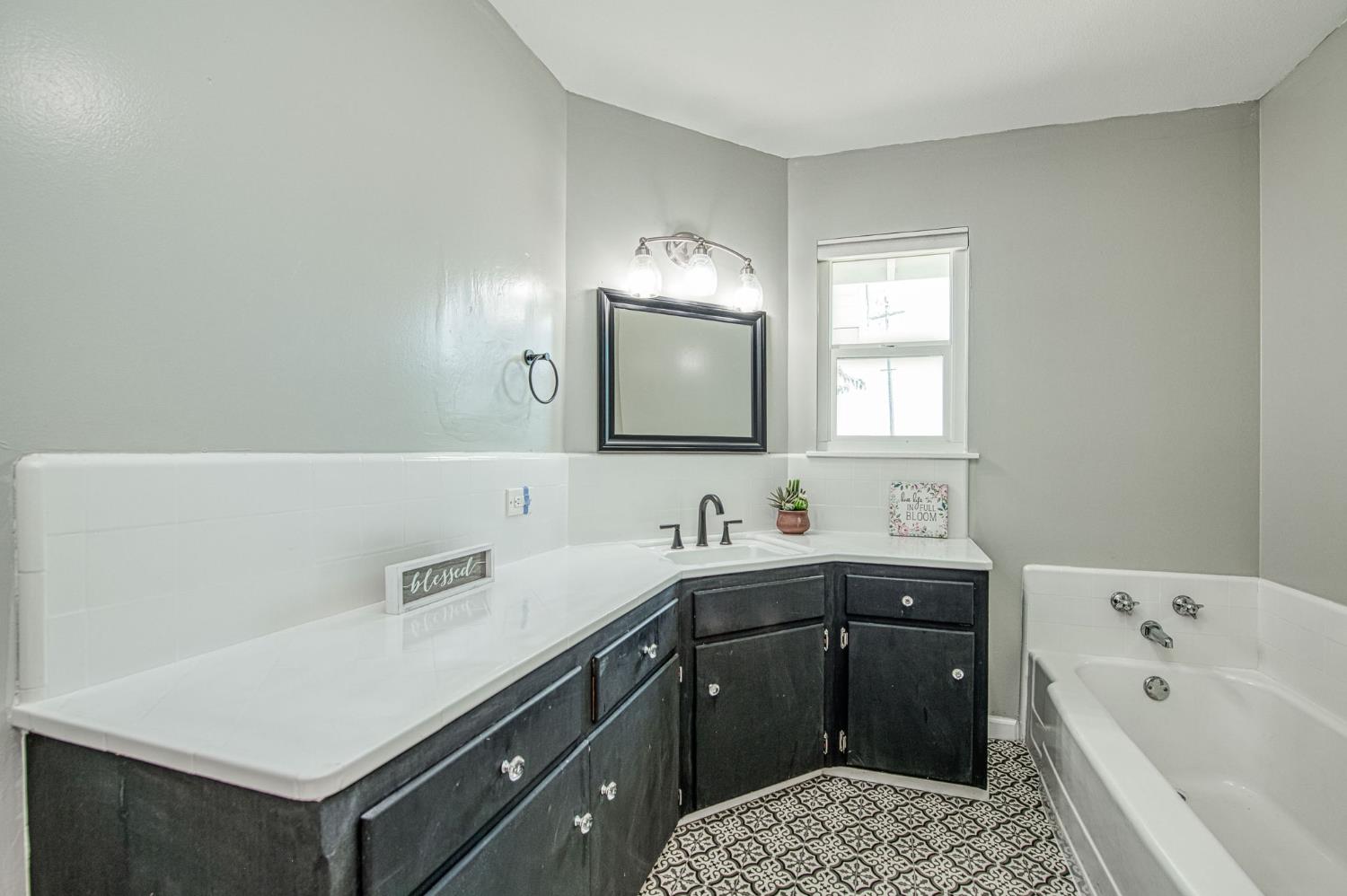 12390 E Kamm Ave, Kingsburg, CA 93631