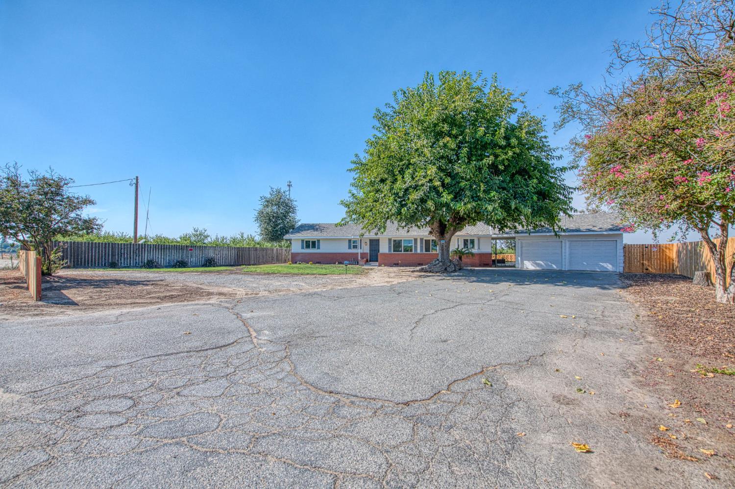 12390 E Kamm Ave, Kingsburg, CA 93631