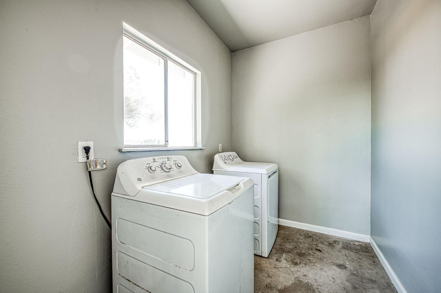 12390 E Kamm Ave, Kingsburg, CA 93631