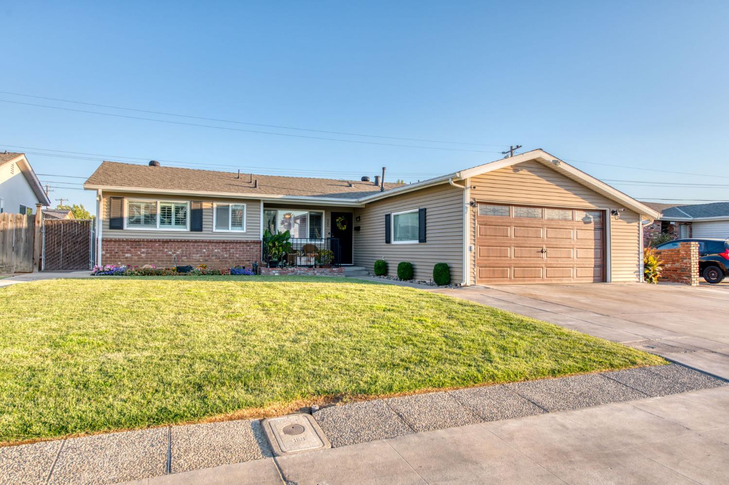 544 Rall Ave, Clovis, CA 93612