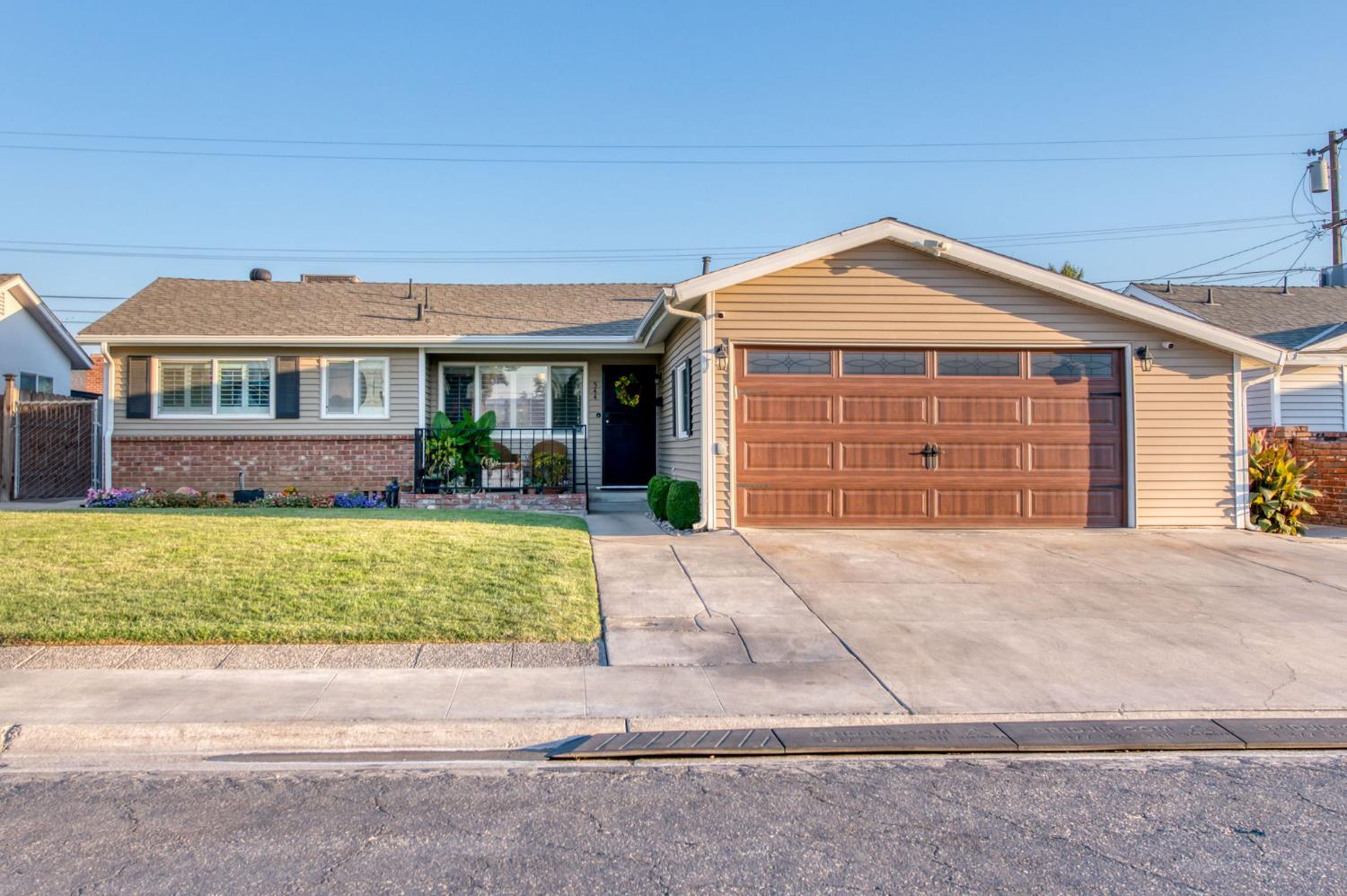 544 Rall Ave, Clovis, CA 93612