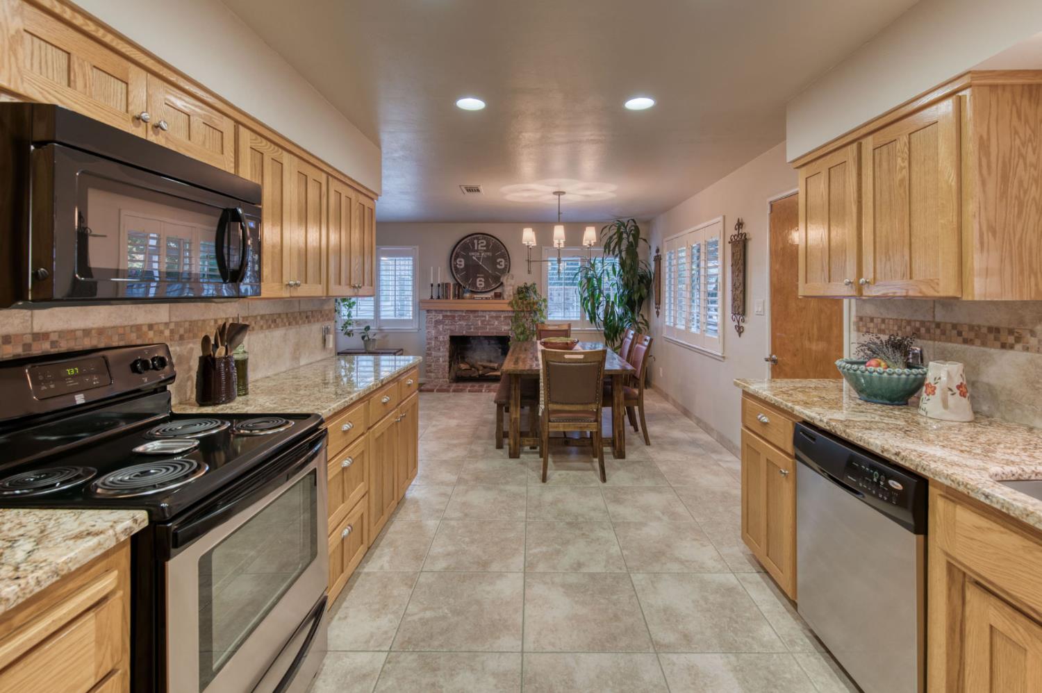 544 Rall Ave, Clovis, CA 93612