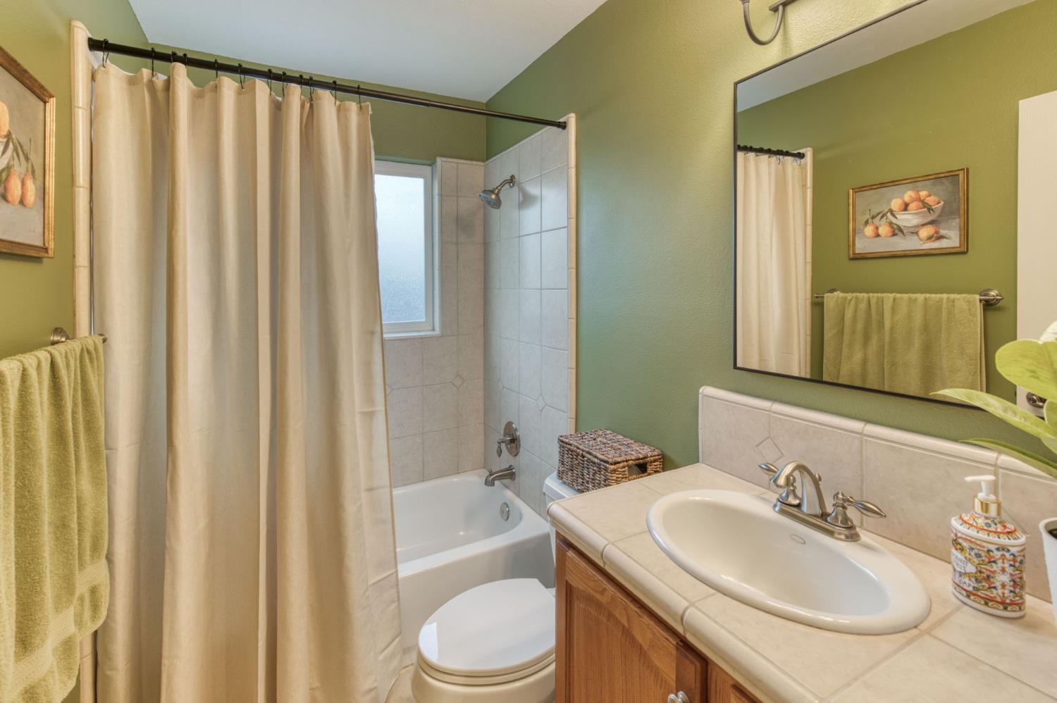 544 Rall Ave, Clovis, CA 93612
