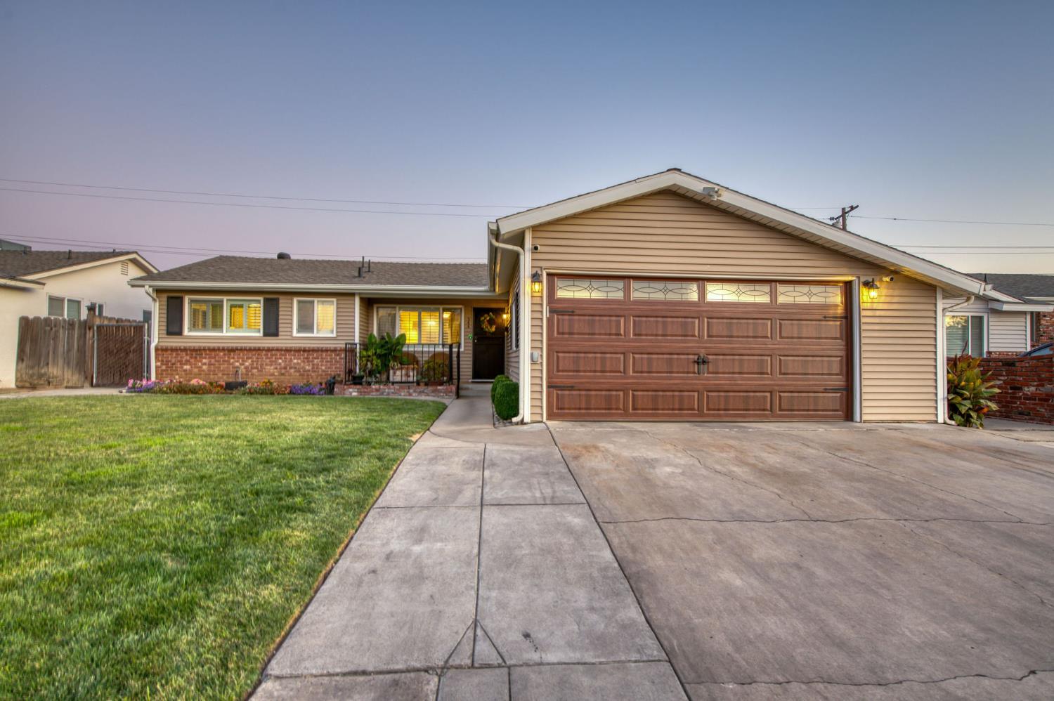 544 Rall Ave, Clovis, CA 93612