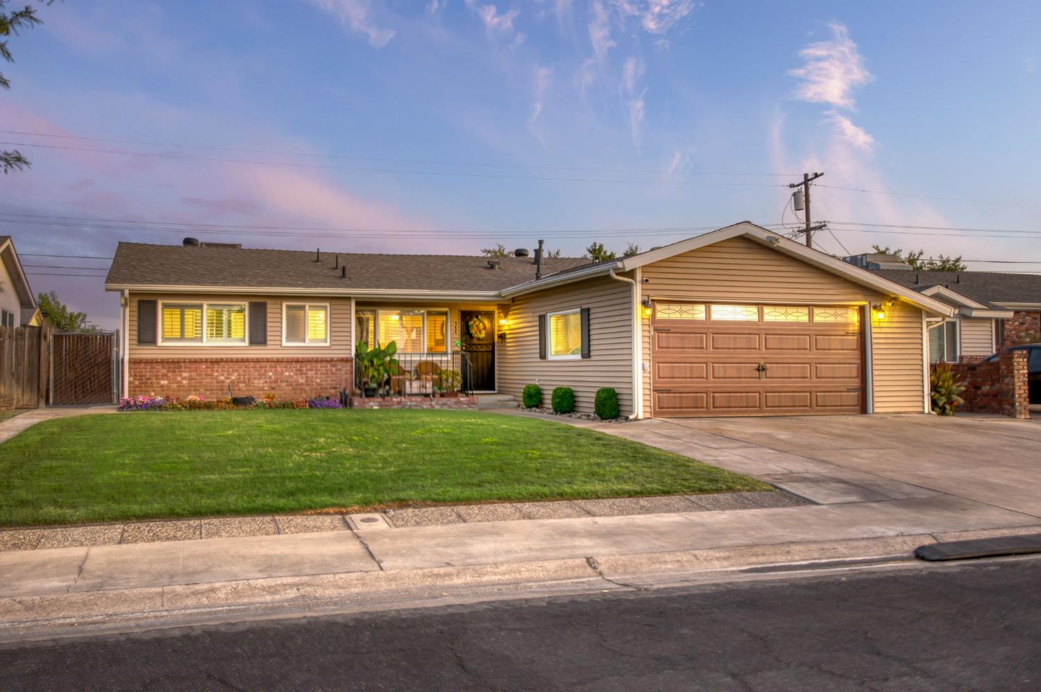 544 Rall Ave, Clovis, CA 93612