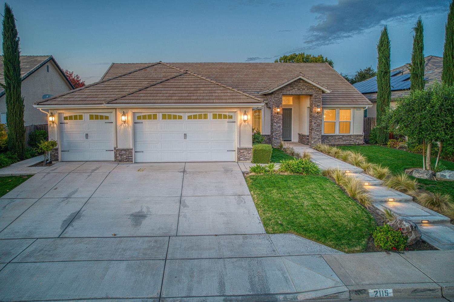 2115 Sophia Ln, Kingsburg, CA 93631