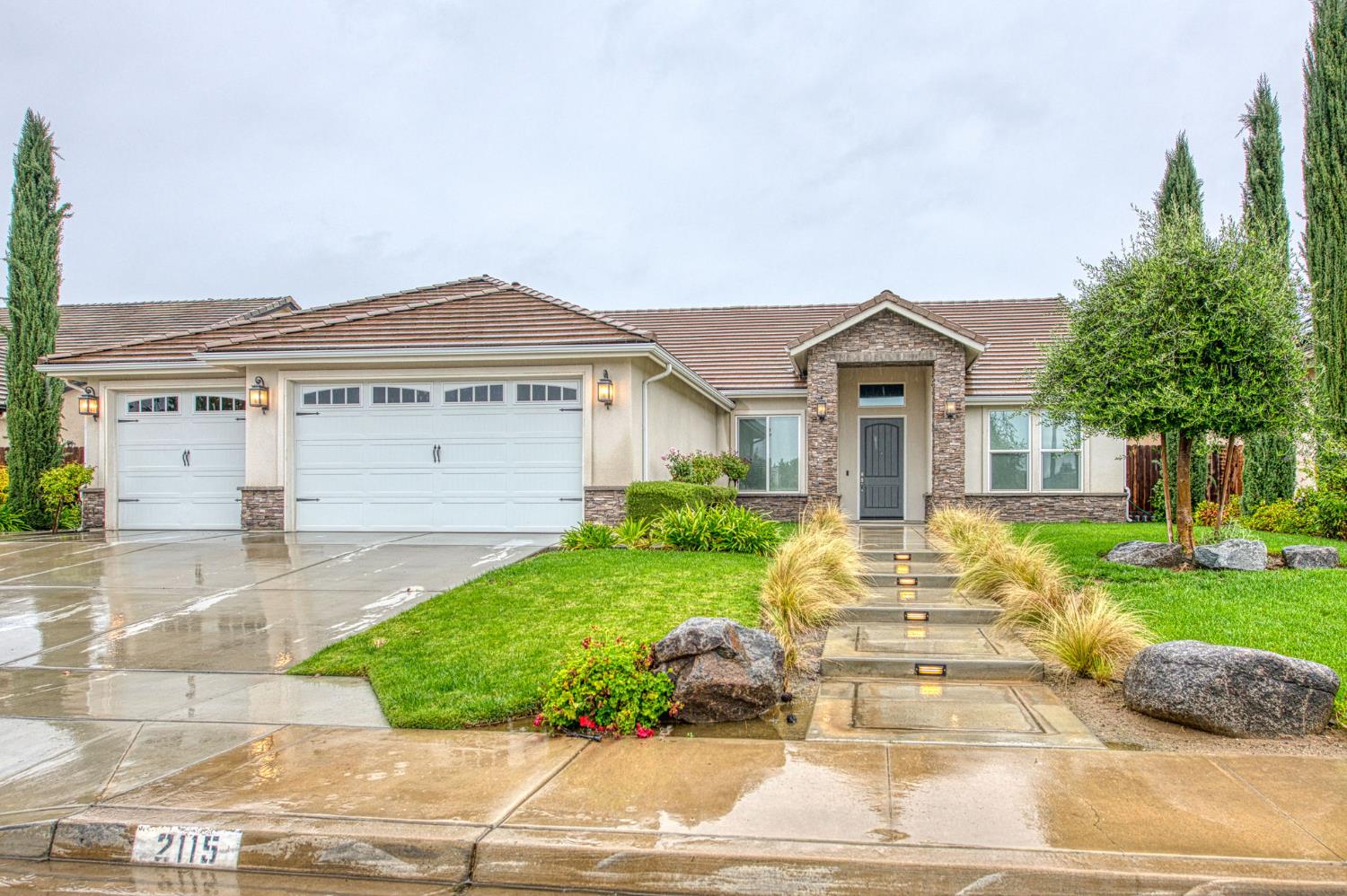 2115 Sophia Ln, Kingsburg, CA 93631