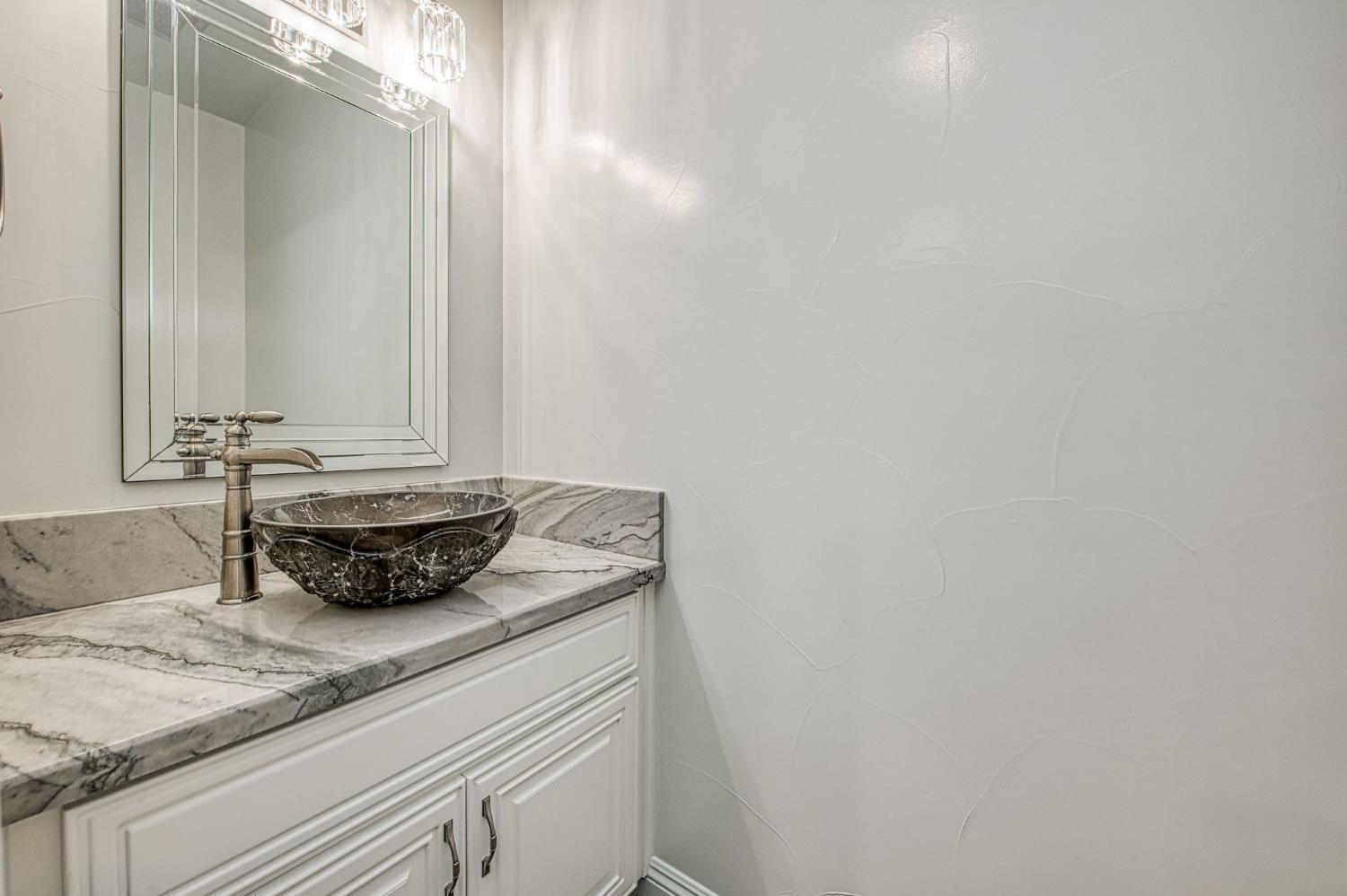 2115 Sophia Ln, Kingsburg, CA 93631