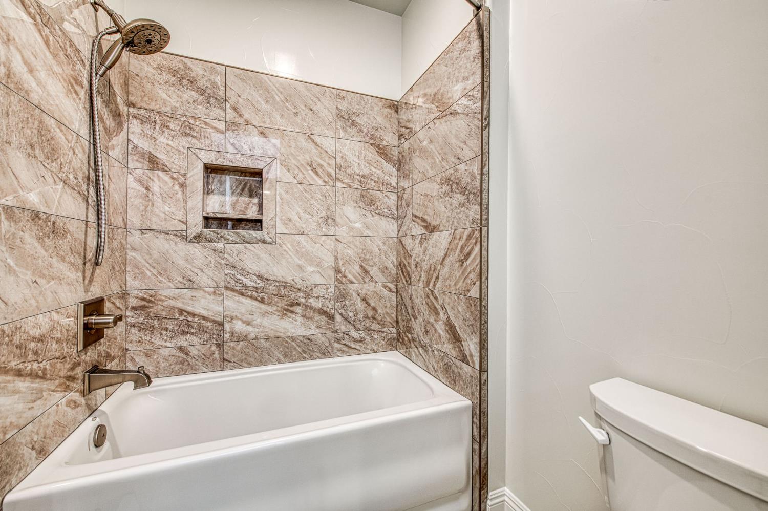 2115 Sophia Ln, Kingsburg, CA 93631