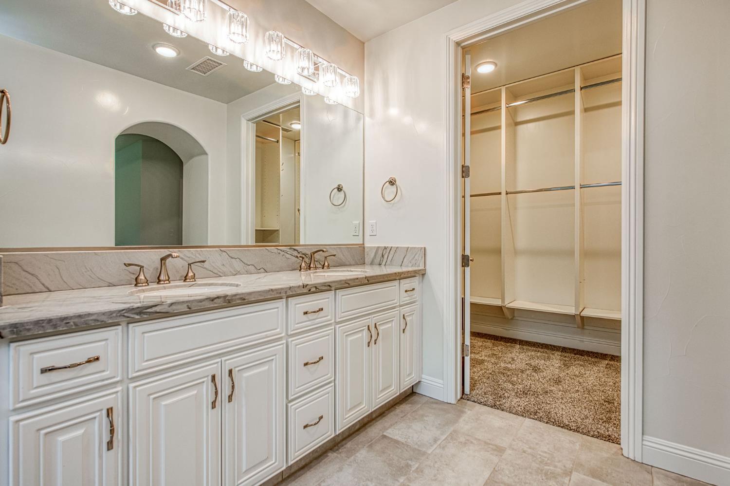 2115 Sophia Ln, Kingsburg, CA 93631