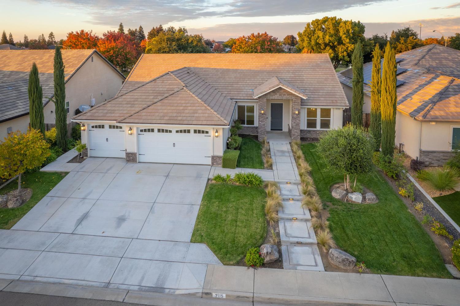 2115 Sophia Ln, Kingsburg, CA 93631