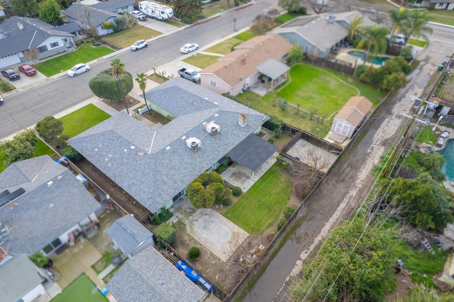 1461 Windsor Dr, Kingsburg, CA 93631