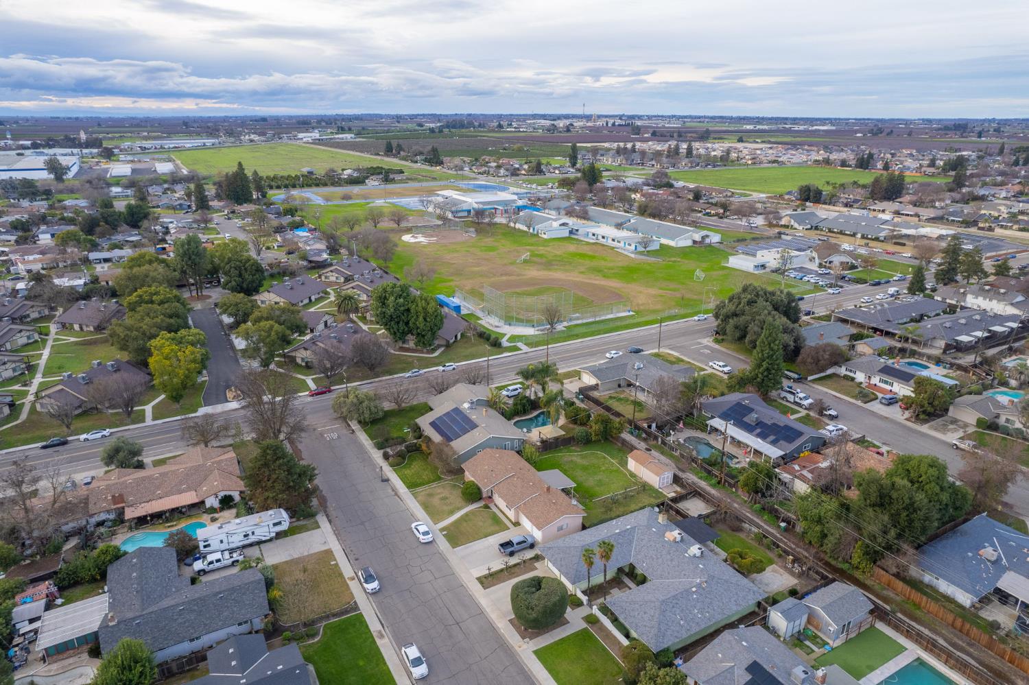 1461 Windsor Dr, Kingsburg, CA 93631