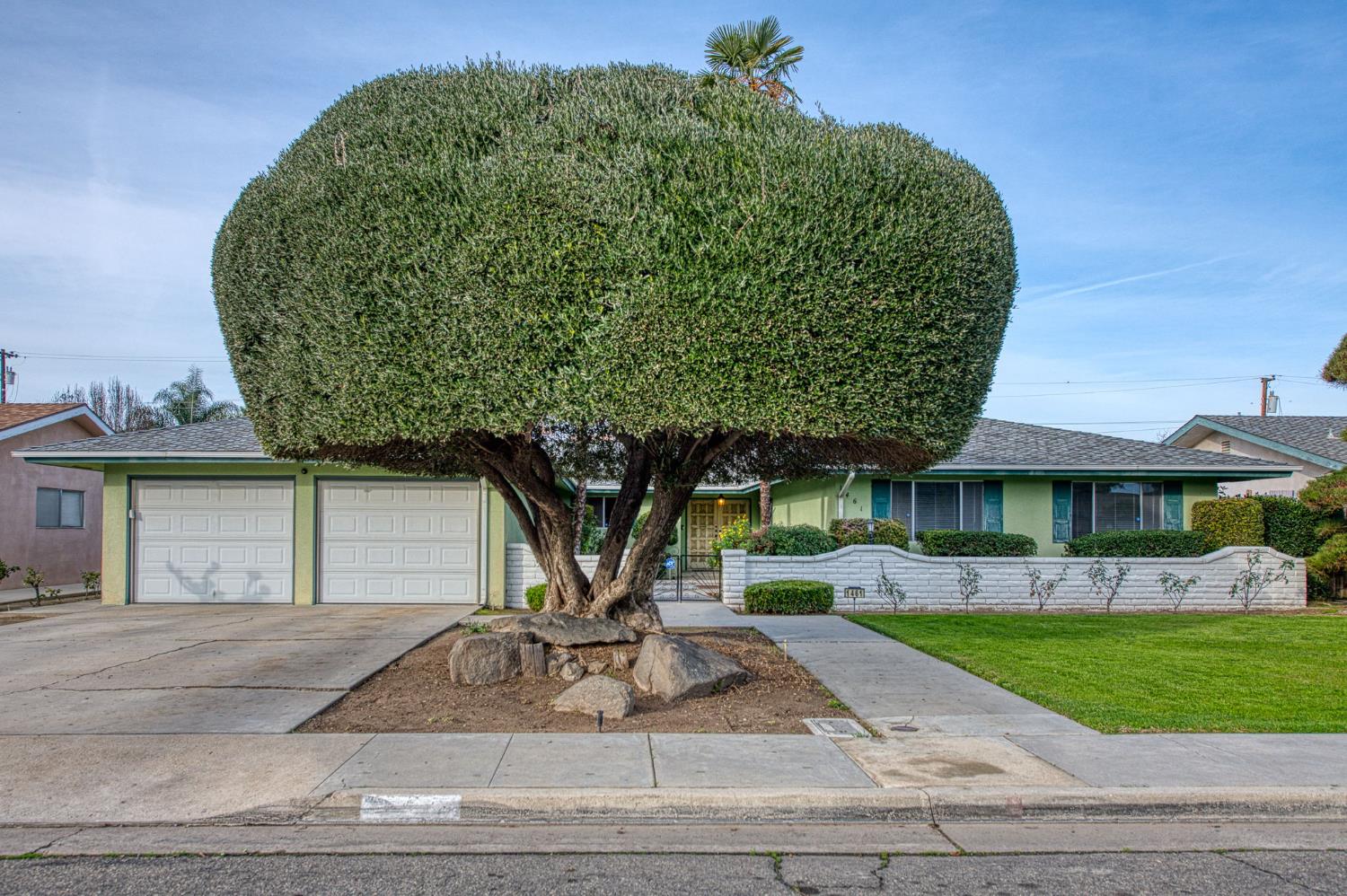 1461 Windsor Dr, Kingsburg, CA 93631