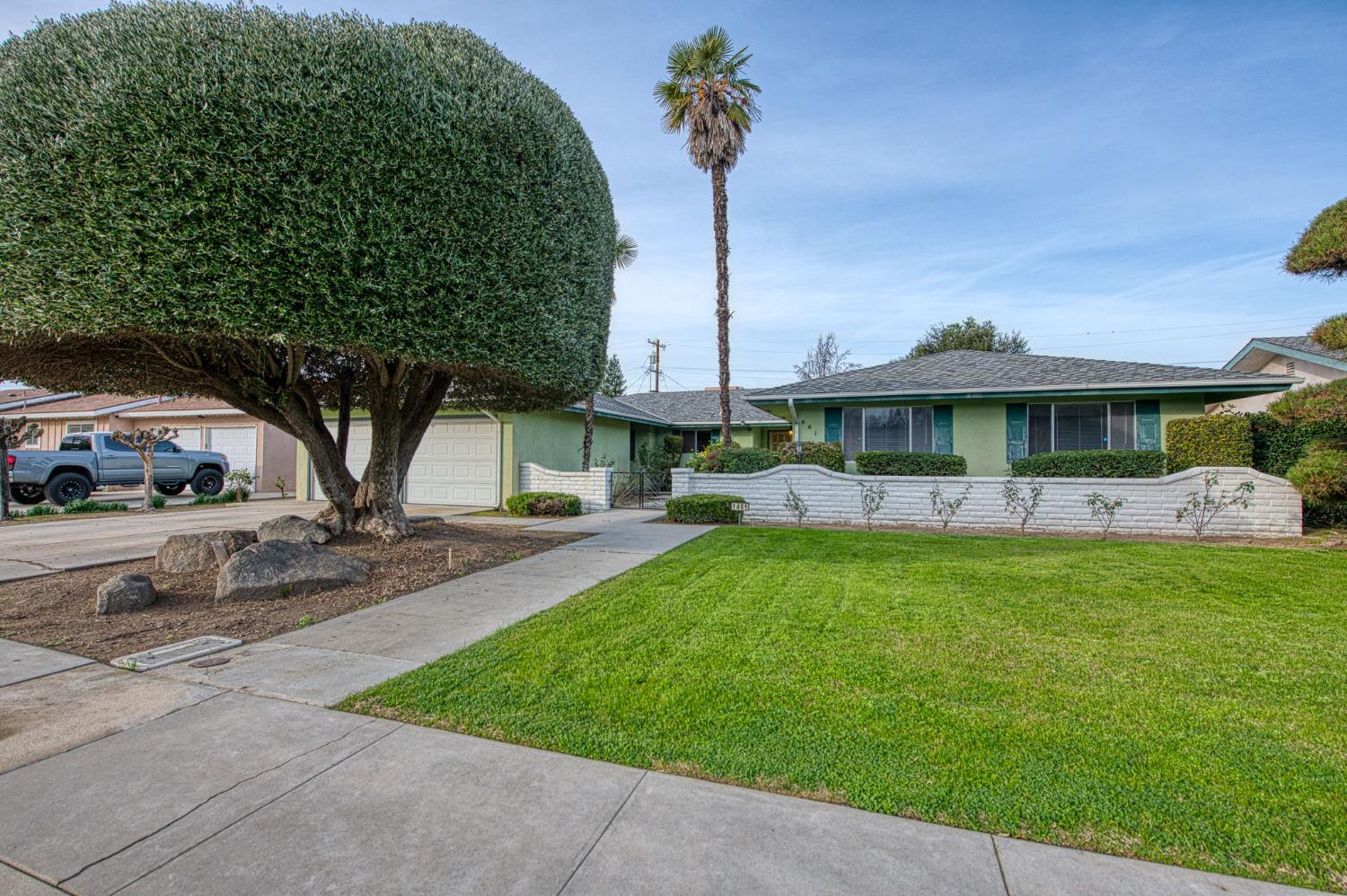 1461 Windsor Dr, Kingsburg, CA 93631