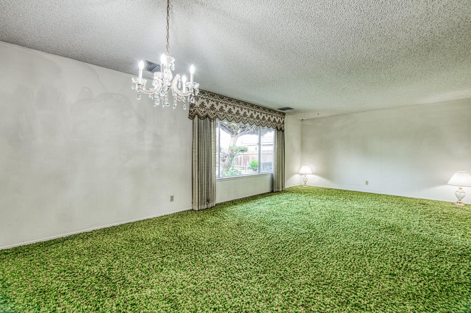 1461 Windsor Dr, Kingsburg, CA 93631