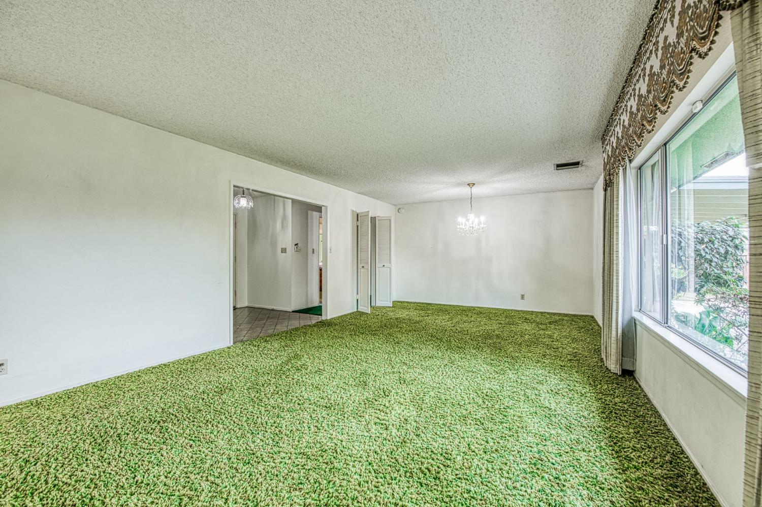 1461 Windsor Dr, Kingsburg, CA 93631