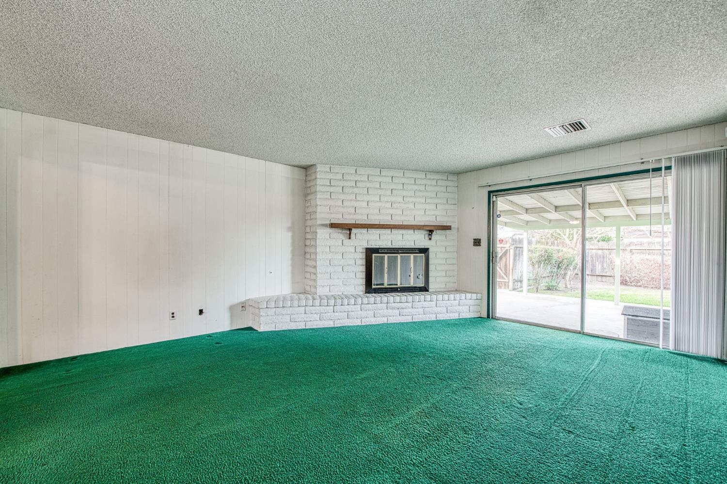 1461 Windsor Dr, Kingsburg, CA 93631