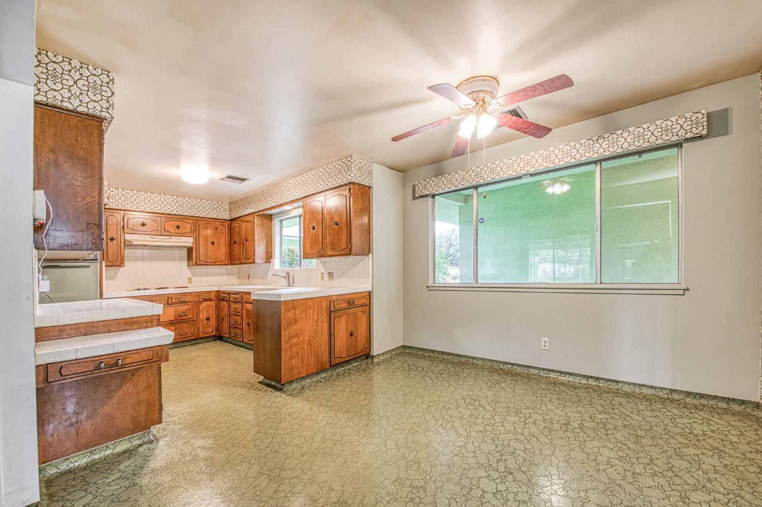 1461 Windsor Dr, Kingsburg, CA 93631