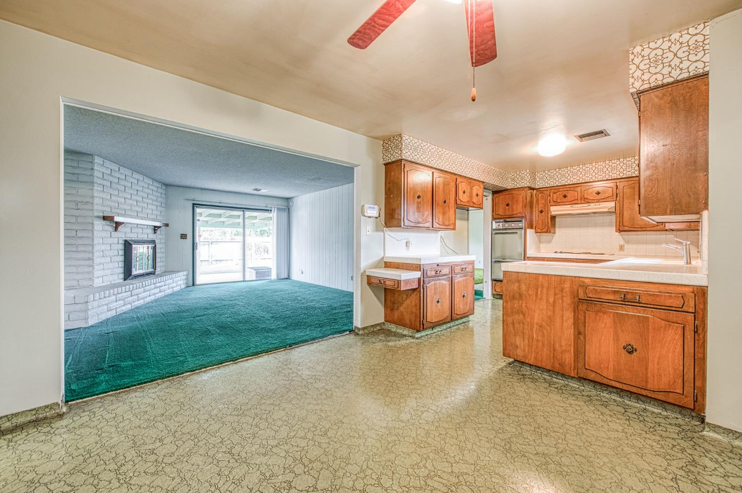 1461 Windsor Dr, Kingsburg, CA 93631