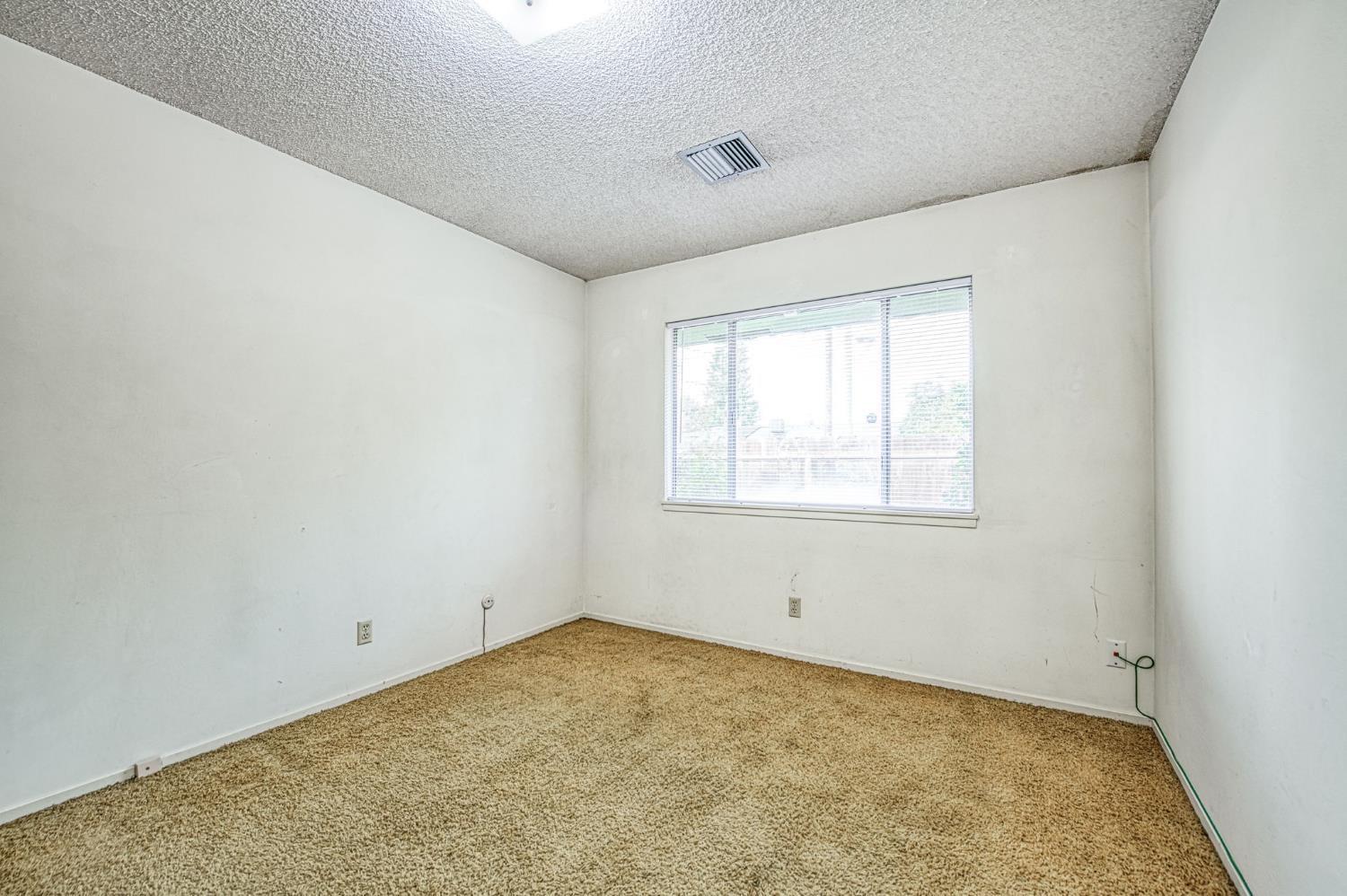 1461 Windsor Dr, Kingsburg, CA 93631