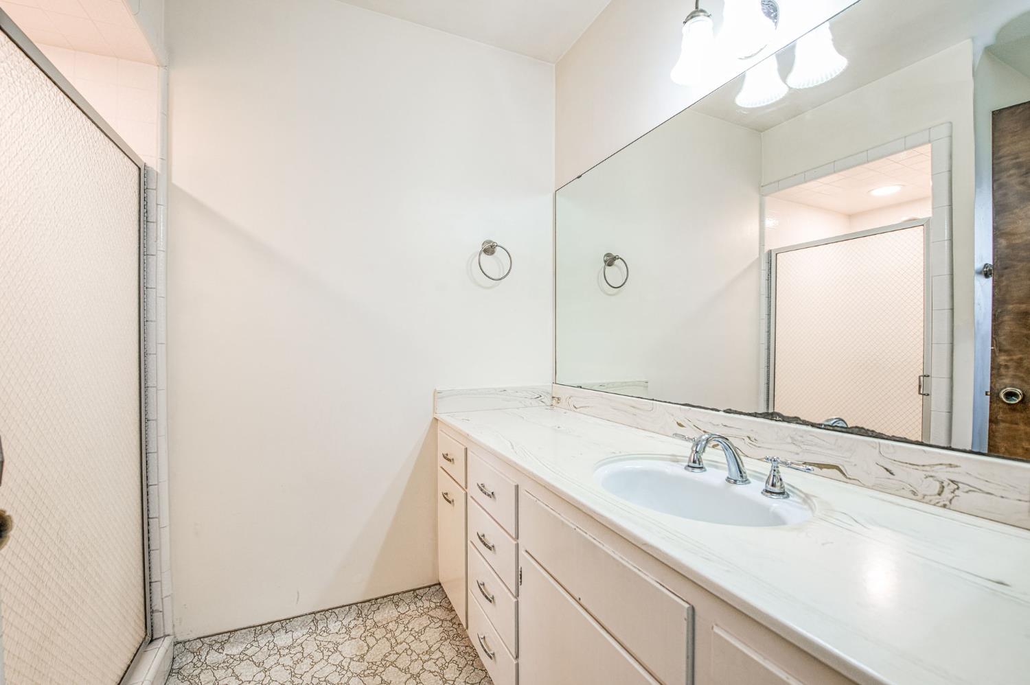 1461 Windsor Dr, Kingsburg, CA 93631