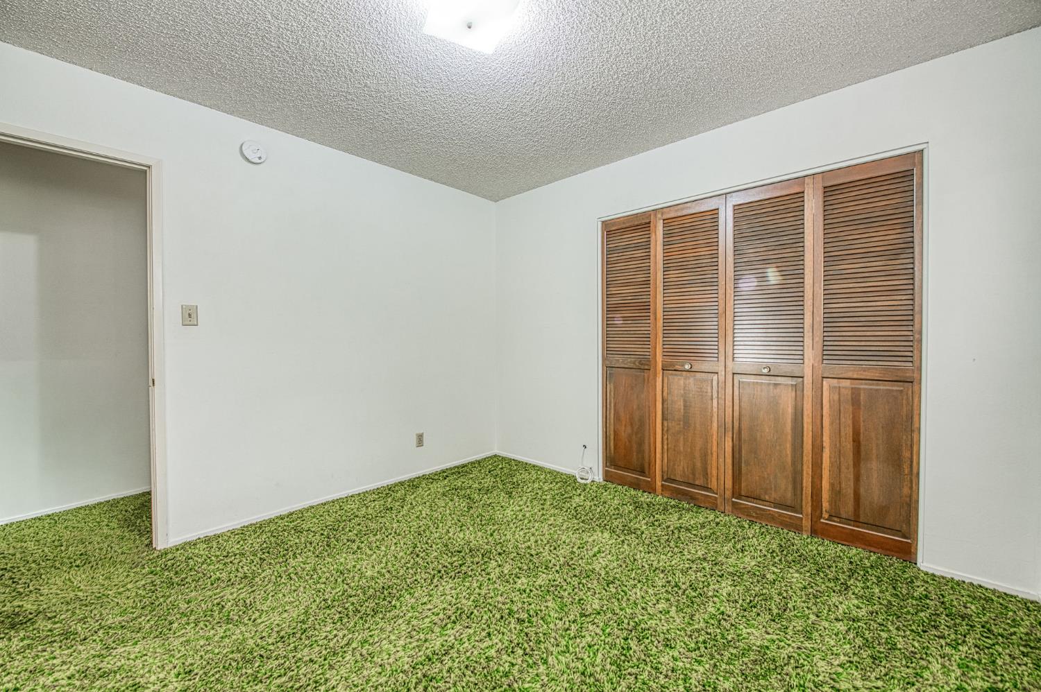 1461 Windsor Dr, Kingsburg, CA 93631