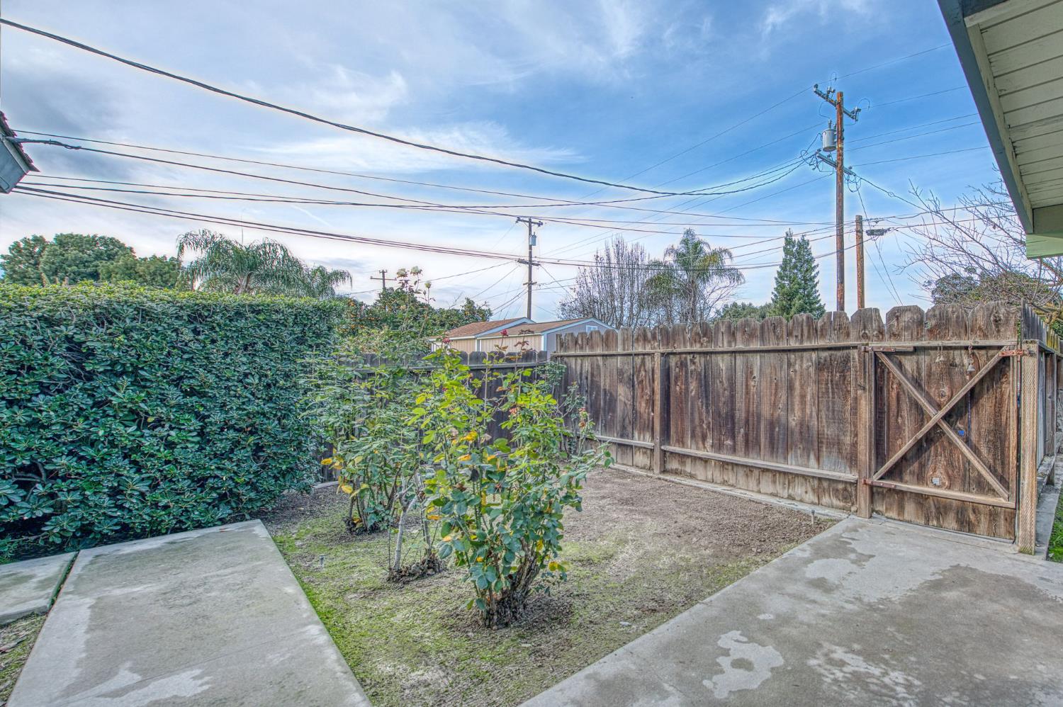 1461 Windsor Dr, Kingsburg, CA 93631