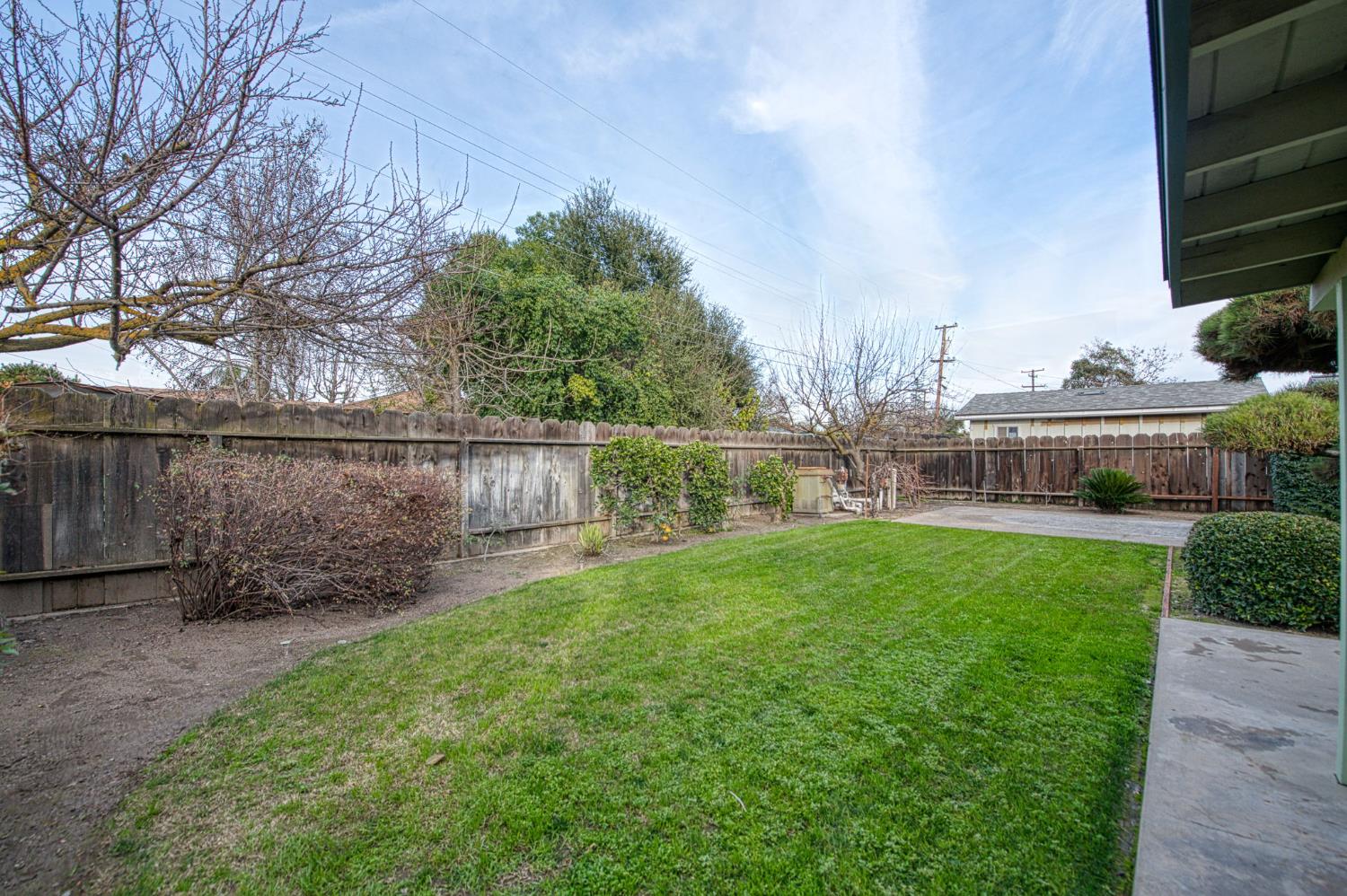 1461 Windsor Dr, Kingsburg, CA 93631