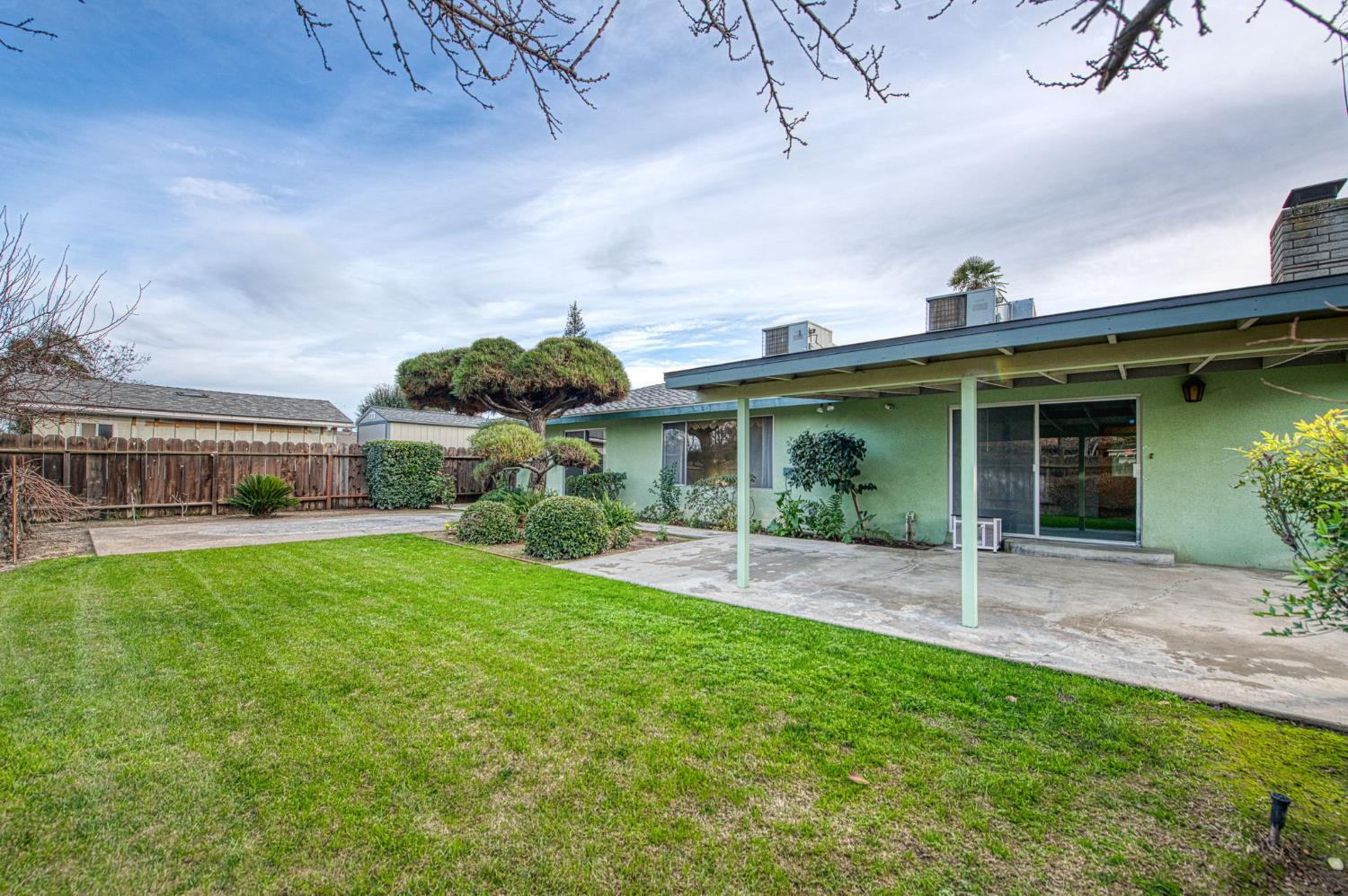 1461 Windsor Dr, Kingsburg, CA 93631