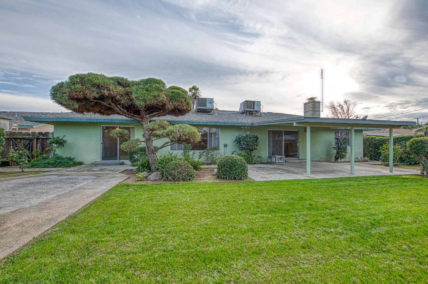 1461 Windsor Dr, Kingsburg, CA 93631