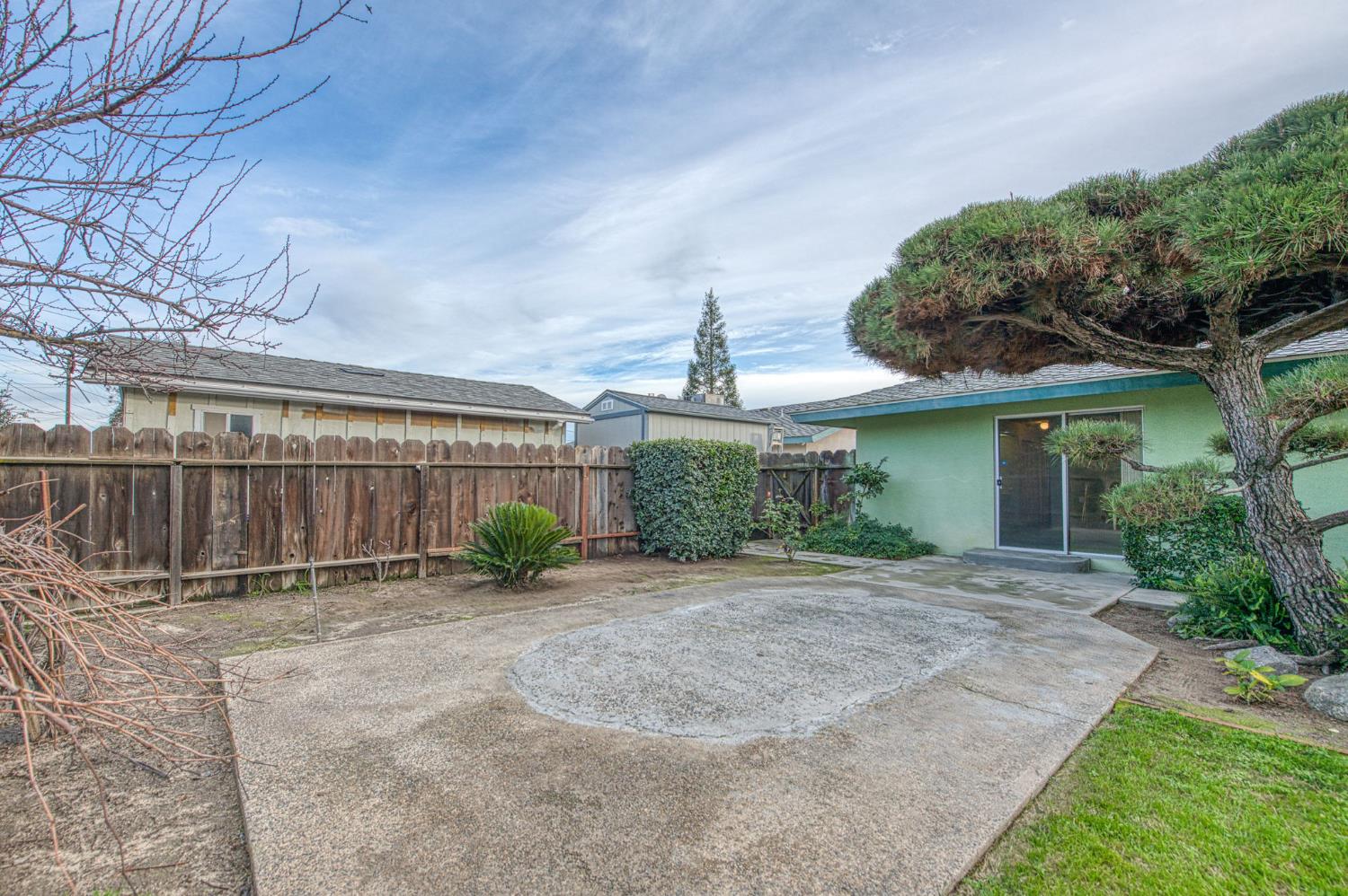 1461 Windsor Dr, Kingsburg, CA 93631