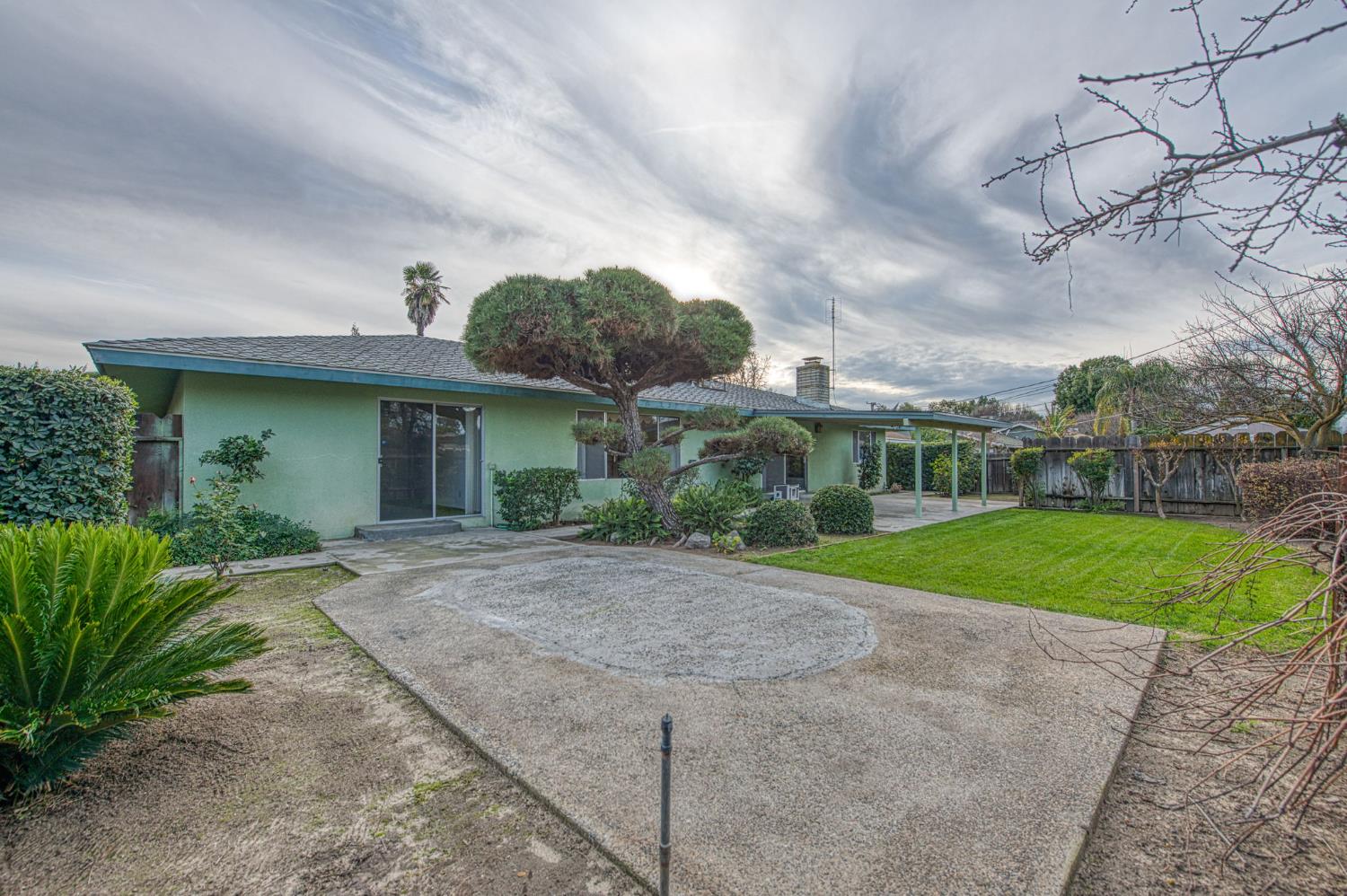 1461 Windsor Dr, Kingsburg, CA 93631