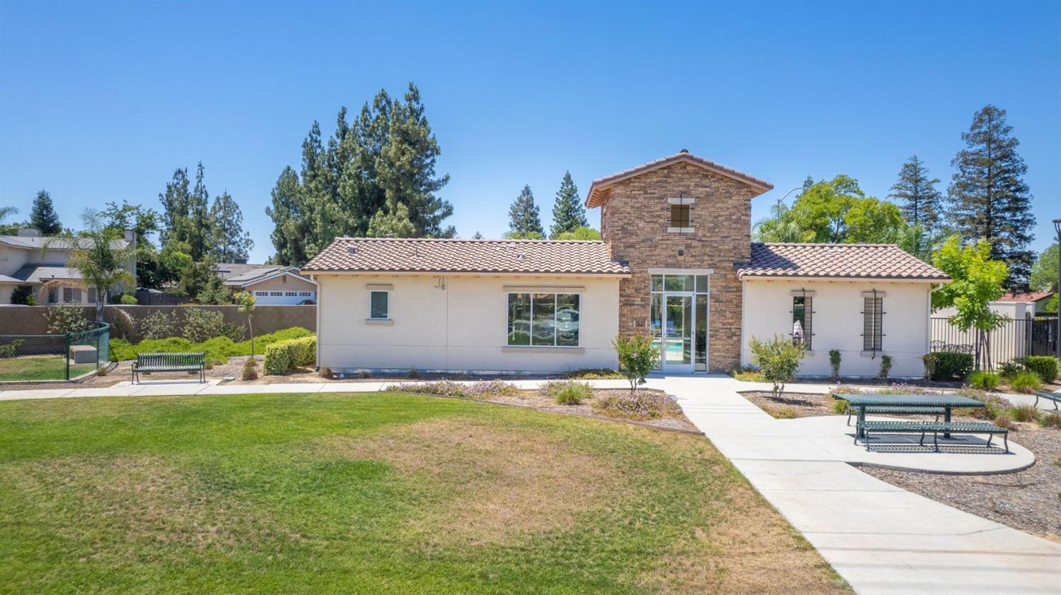 6336 N Santa Lucia Way, Fresno, CA 93722