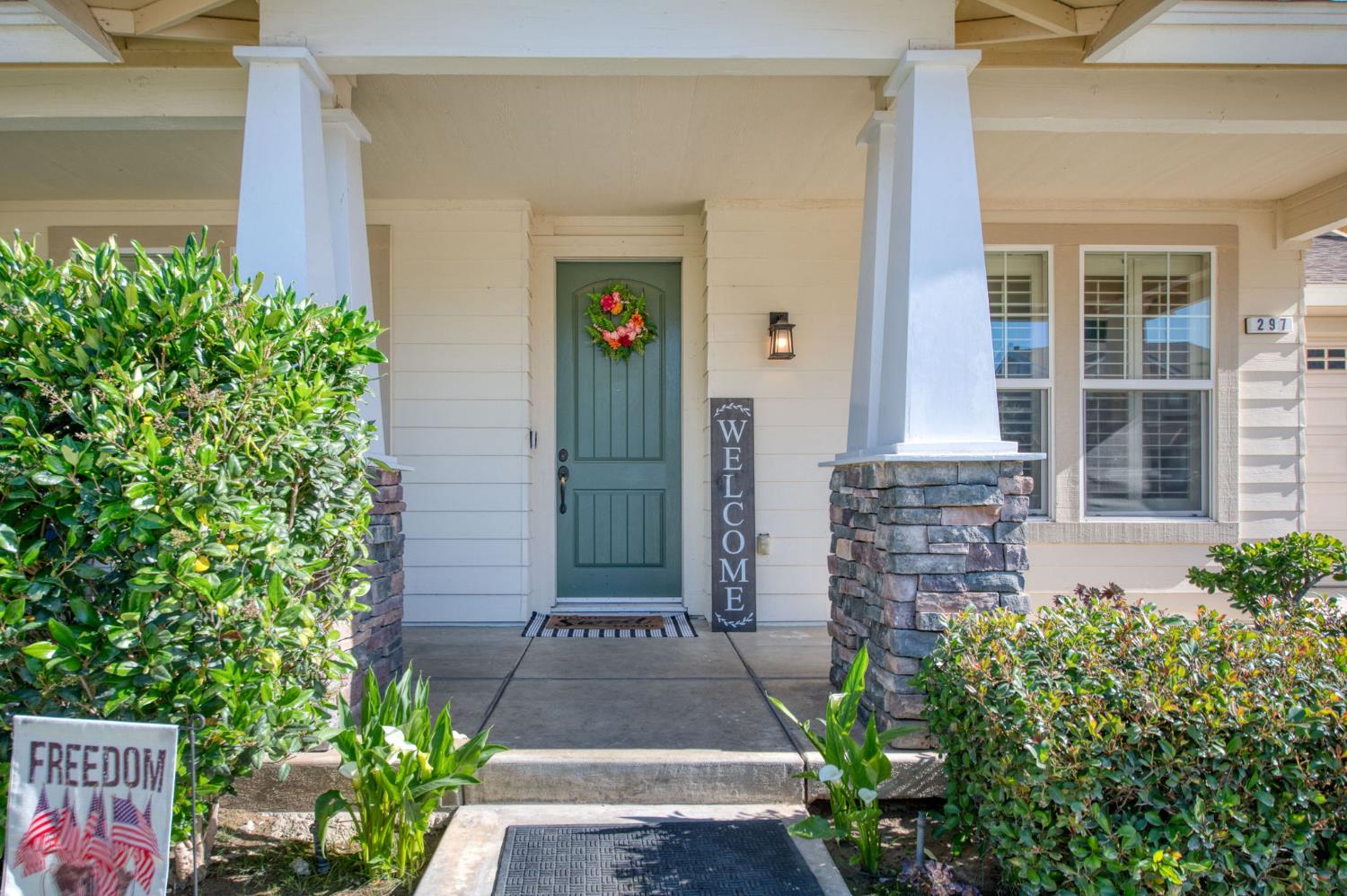 297 W Lilac Ave, Reedley, CA 93654
