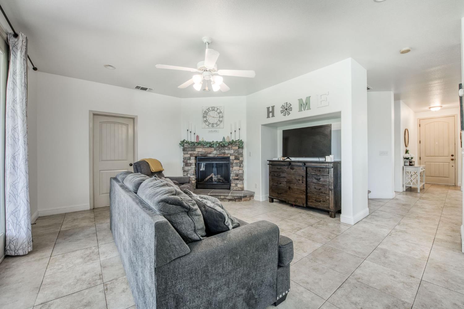 297 W Lilac Ave, Reedley, CA 93654