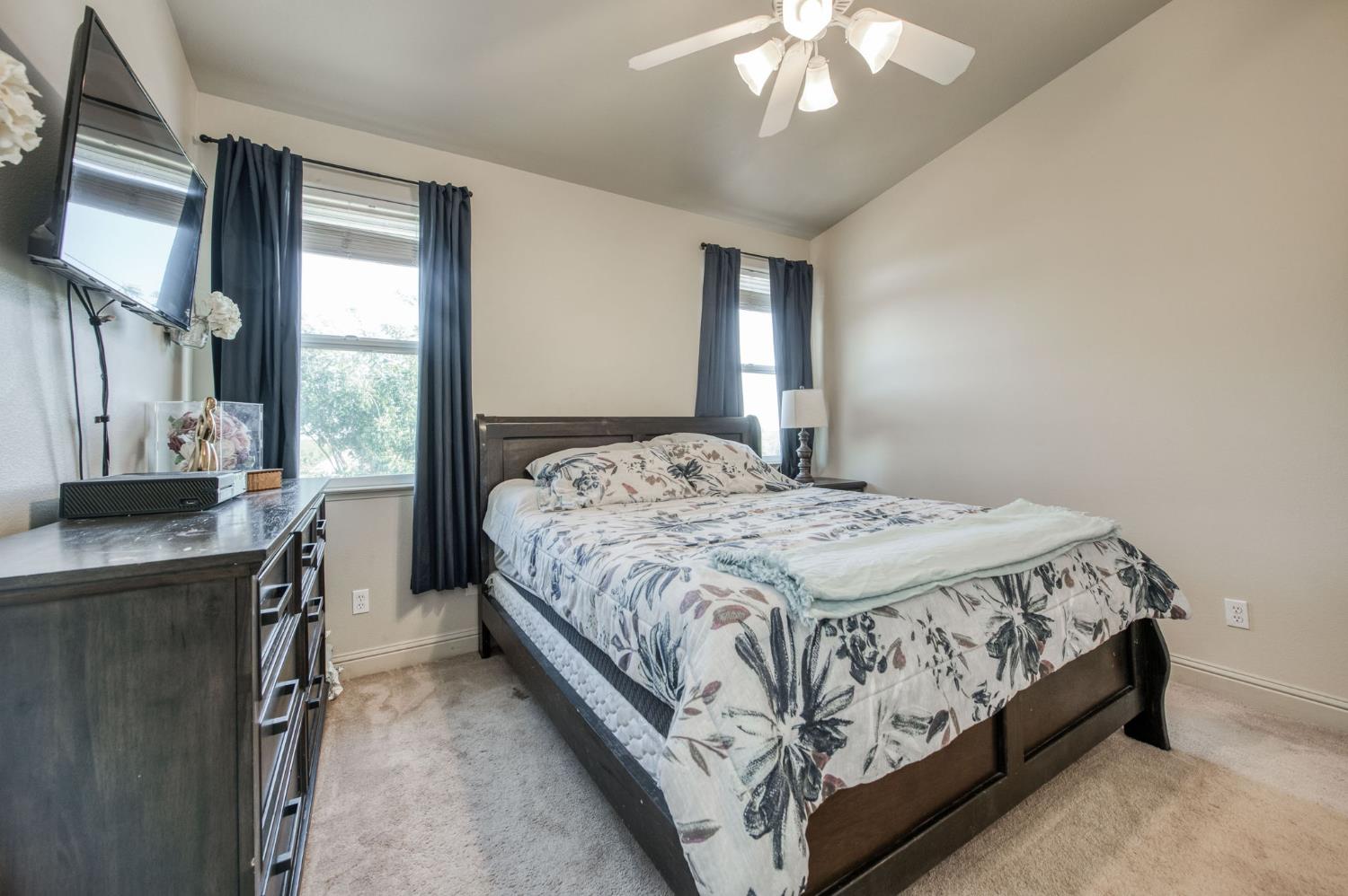 297 W Lilac Ave, Reedley, CA 93654