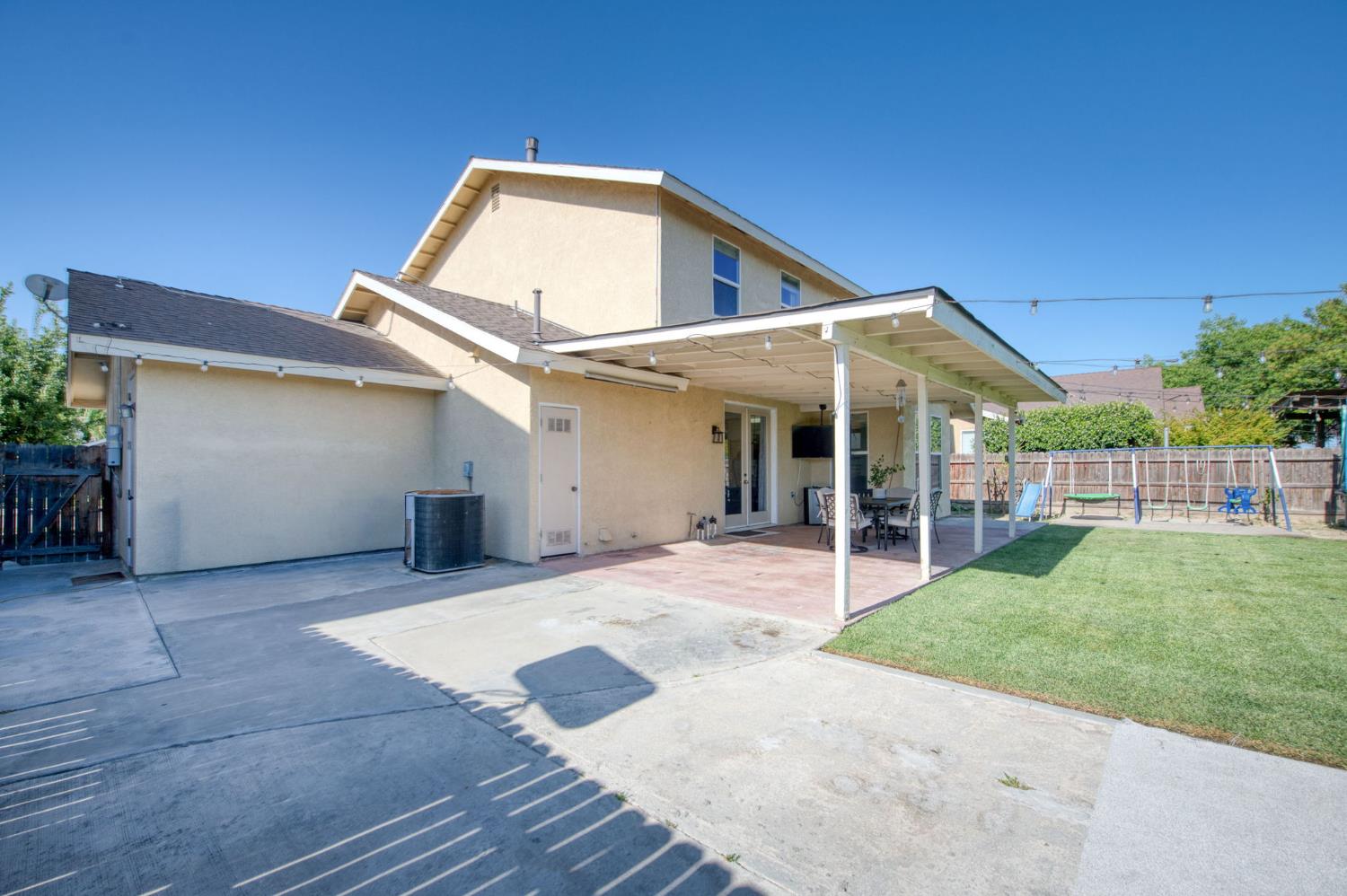 297 W Lilac Ave, Reedley, CA 93654