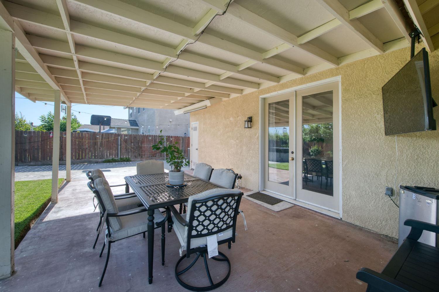 297 W Lilac Ave, Reedley, CA 93654