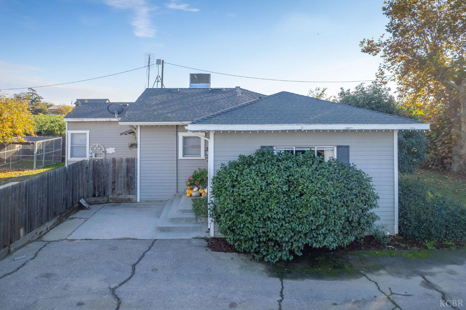 343 6th Avenue Dr, Kingsburg, CA 93631