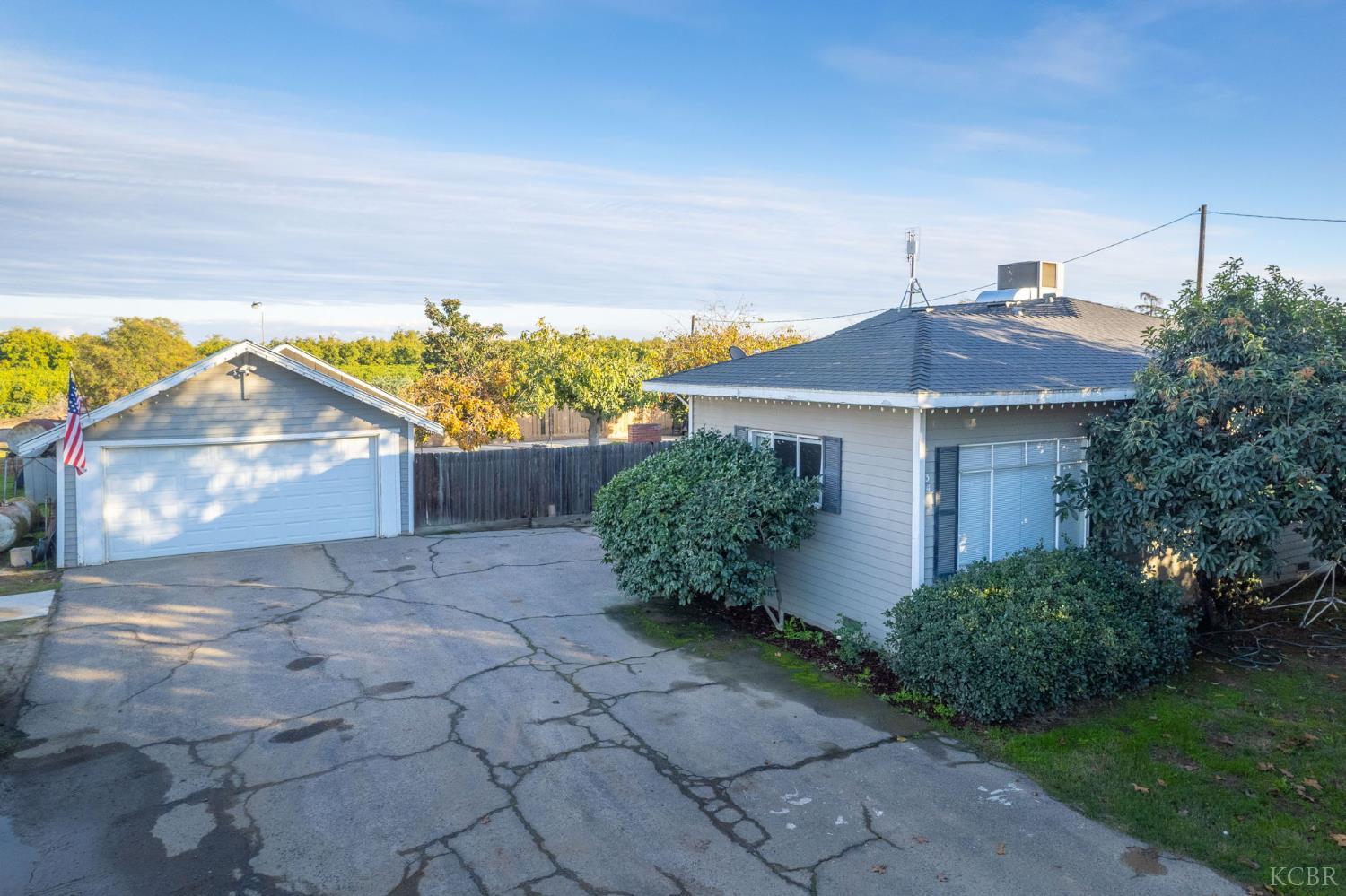 343 6th Avenue Dr, Kingsburg, CA 93631